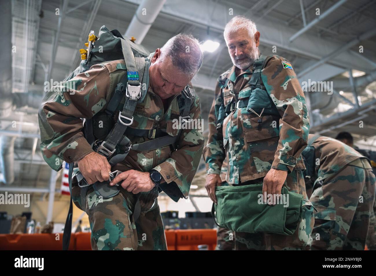 I paracadutisti sudafricani si mettono in campo durante il Leapfest 2022 presso il Quonset Army Aviation Support Facility di Washington County, Rhode Island, il 3 agosto 6 2022. Leapfest è il più grande evento e concorso internazionale per l'addestramento del paracadute statico di lunga data, organizzato dal comando della truppa del 56th, dalla Guardia nazionale dell'esercito del Rhode Island, per promuovere la formazione tecnica di alto livello e l'esprit de Corps all'interno della comunità internazionale di Airborne. Foto Stock