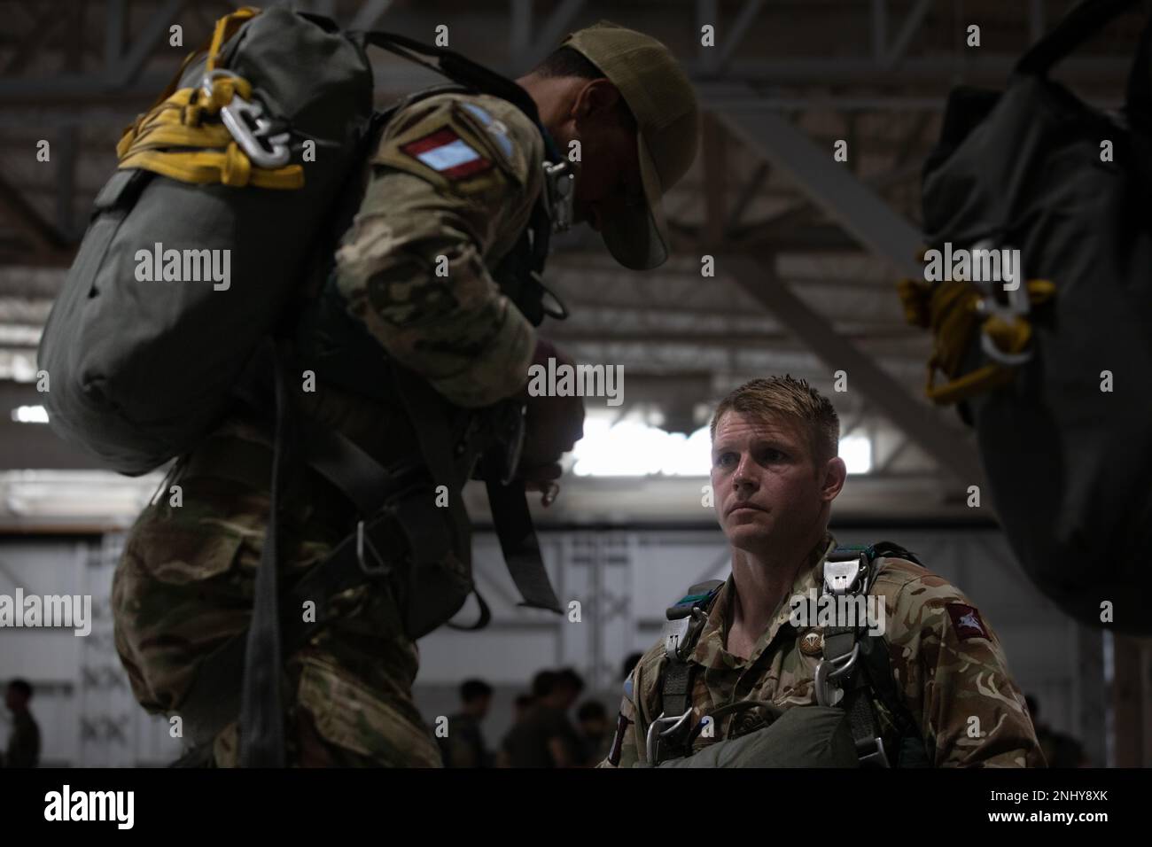 I paracadutisti britannici ricevono i loro paracadute MC-6 durante il Leapfest 2022 presso il Quonset Army Aviation Support Facility di Washington County, Rhode Island, 3 agosto 2022. Leapfest è il più grande evento e concorso internazionale per l'addestramento del paracadute statico di lunga data, organizzato dal comando della truppa del 56th, dalla Guardia nazionale dell'esercito del Rhode Island, per promuovere la formazione tecnica di alto livello e l'esprit de Corps all'interno della comunità internazionale di Airborne. Foto Stock