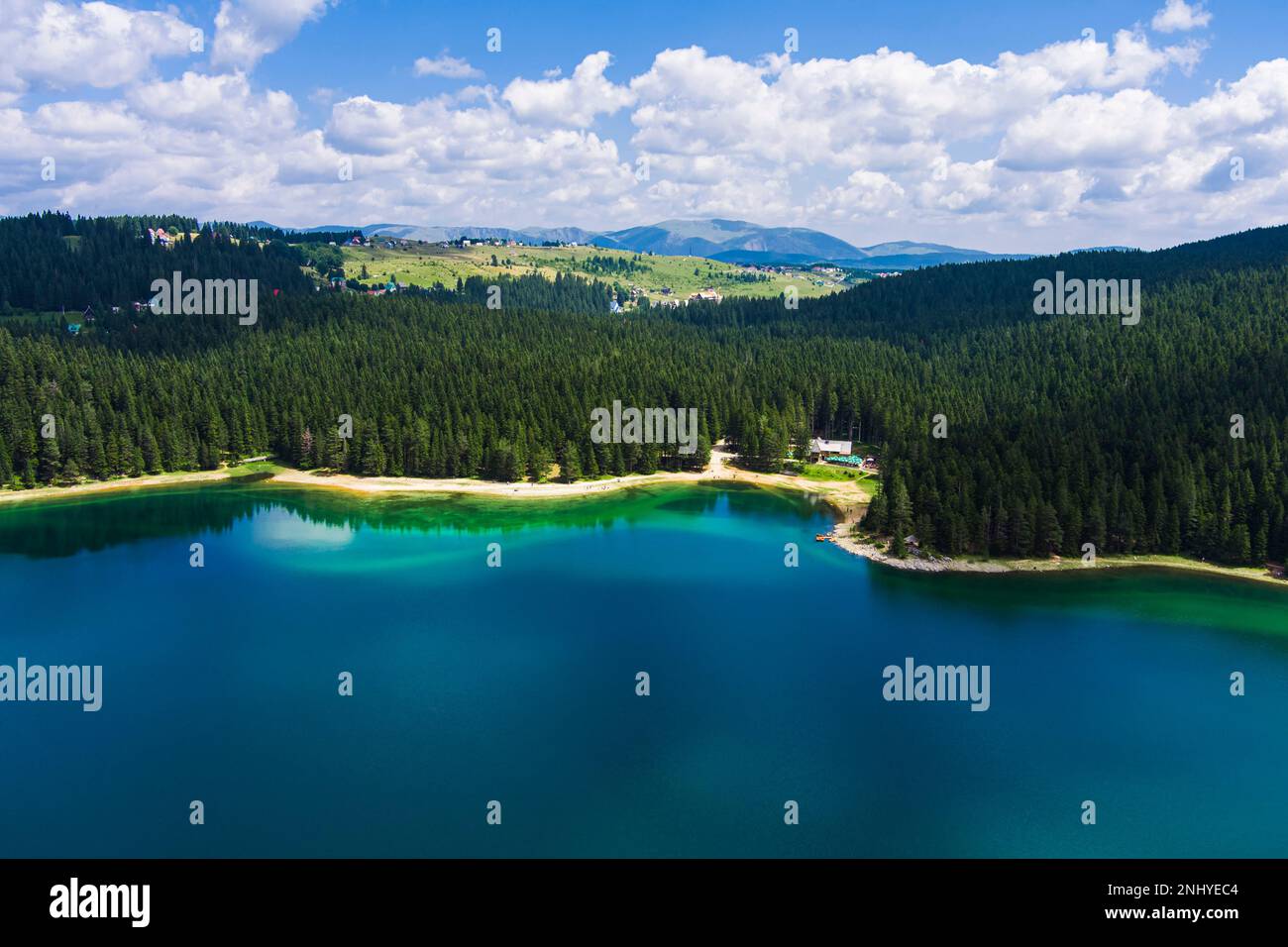 Montenegro. Parco Nazionale Durmitor. Lago nero circondato da verde foresta di conifere. Bellezza della natura concetto sfondo. Drone. Vista aerea Foto Stock