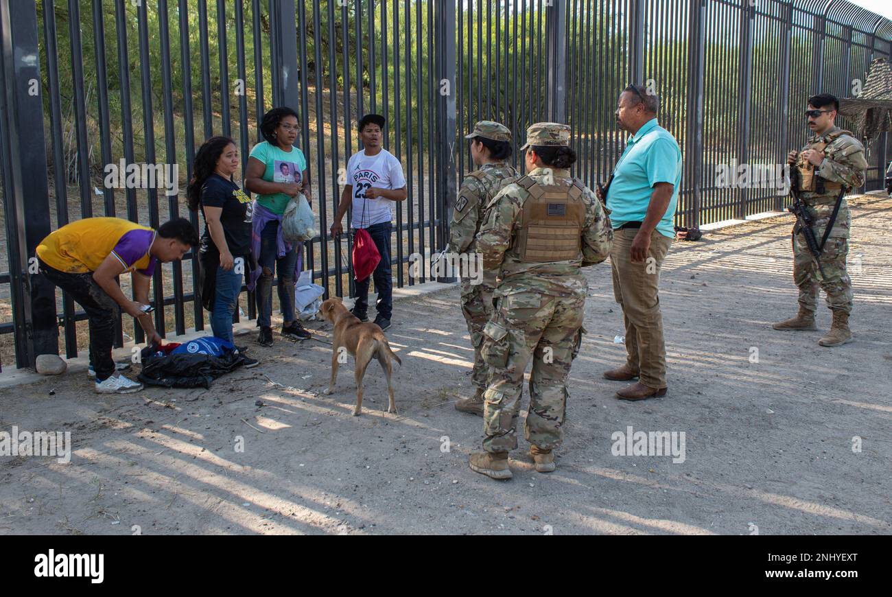 I soldati del Dipartimento militare del Texas, gli Airmen e i guardiani di Stato sorvegliano il confine tra il Texas e il Messico come parte dell'operazione Lonestar. Il Dipartimento militare del Texas sta collaborando con altre agenzie del Texas per scoraggiare l'ingresso illegale e fermare il traffico di sostanze illecite negli Stati Uniti. Foto Stock