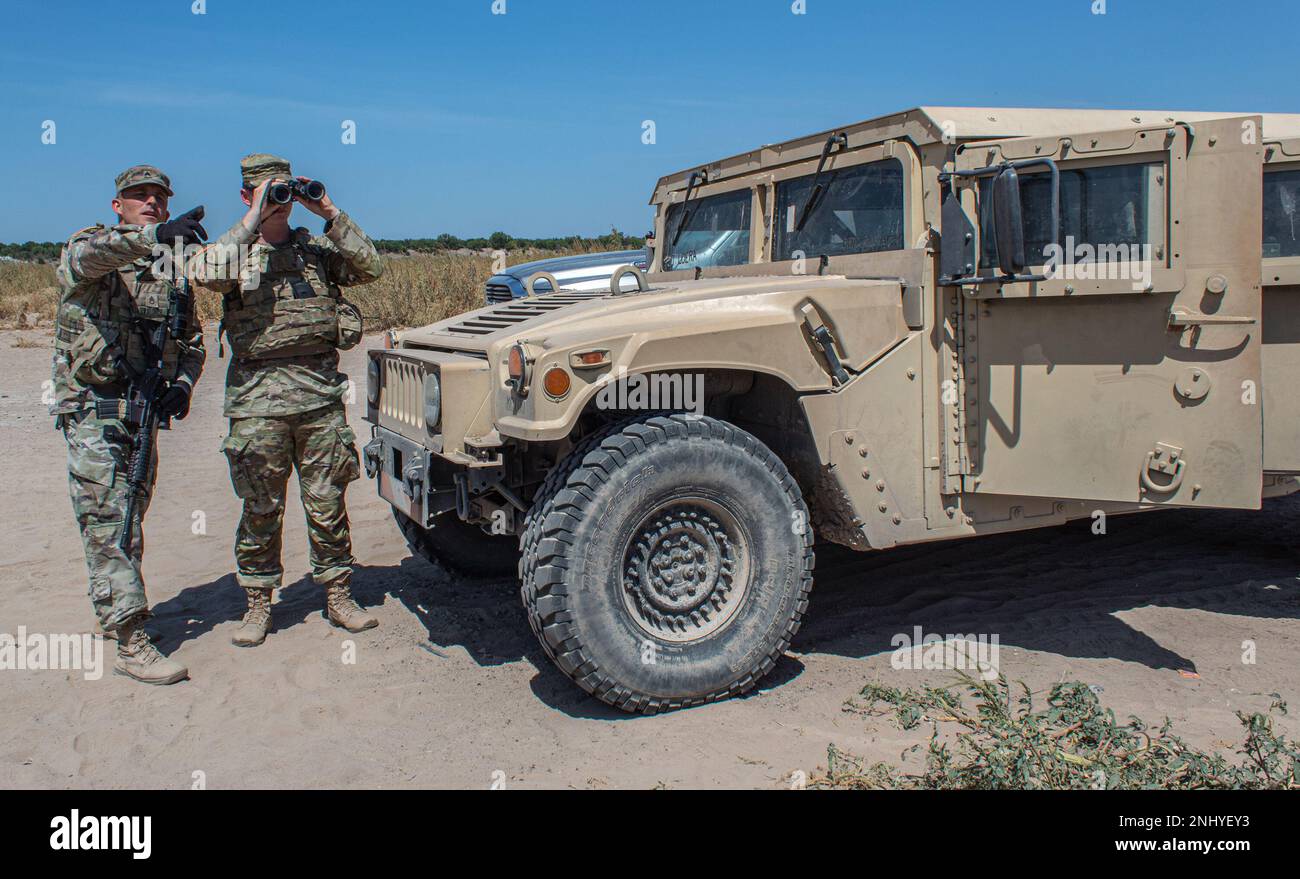 I soldati del Dipartimento militare del Texas, gli Airmen e i guardiani di Stato sorvegliano il confine tra il Texas e il Messico come parte dell'operazione Lonestar. Il Dipartimento militare del Texas sta collaborando con altre agenzie del Texas per scoraggiare l'ingresso illegale e fermare il traffico di sostanze illecite negli Stati Uniti. Foto Stock