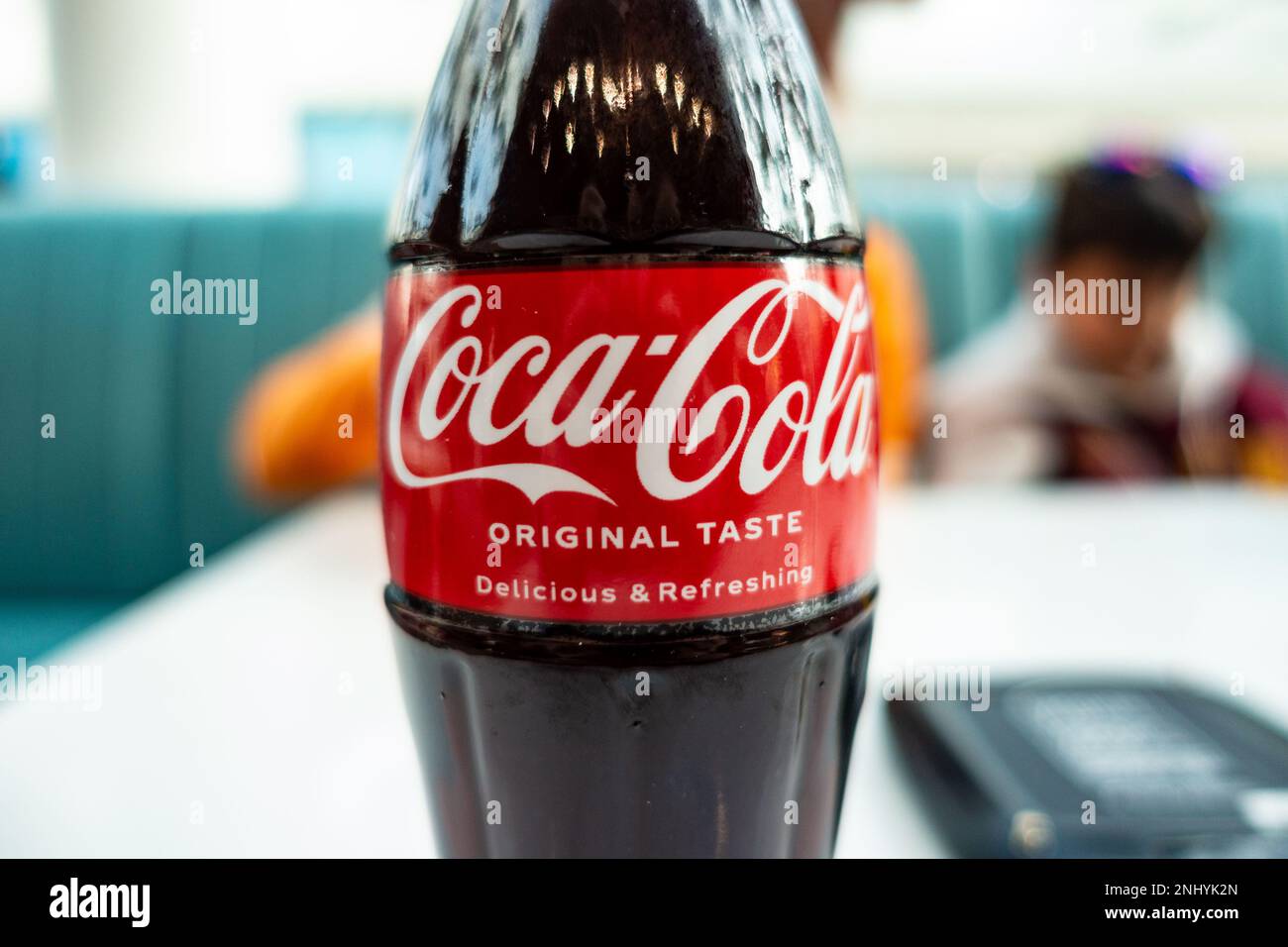 Vista ravvicinata dell'etichetta su una bottiglia di Coca-Cola Foto Stock