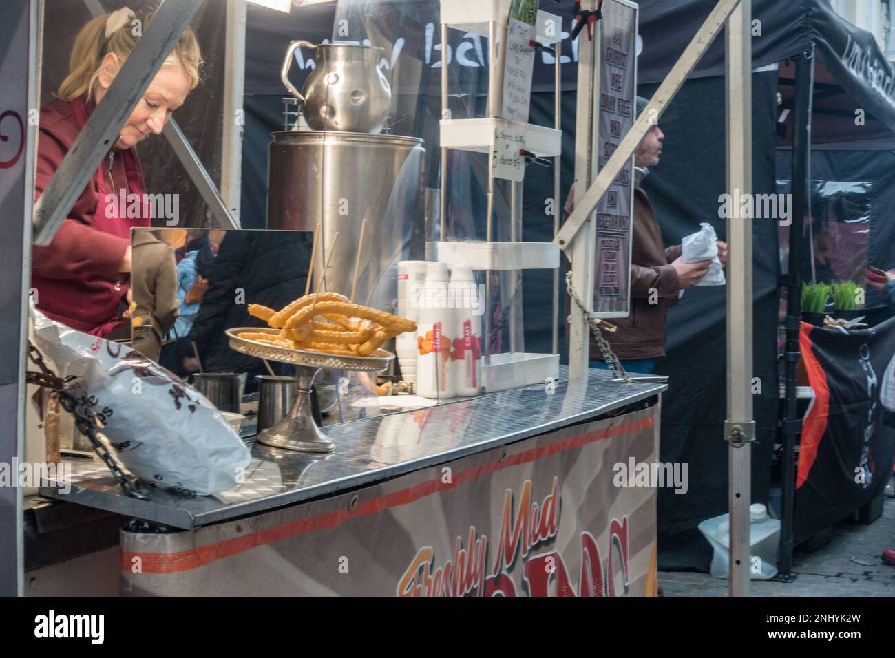 Uno stallo del mercato in Peascod Street a Windsor, Regno Unito che vende churros appena fatti Foto Stock