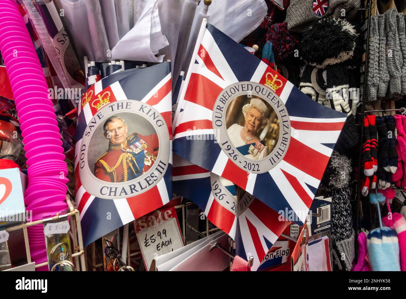 Bandiere di Union Jack che portano ritratti della monarchia britannica tra souvenir in vendita in un negozio di articoli da regalo Foto Stock