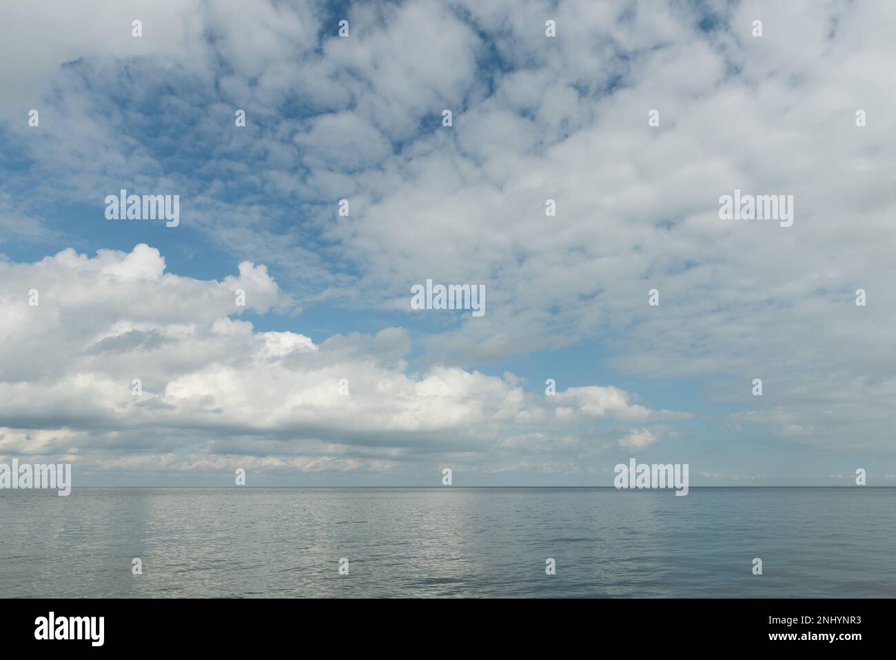 Acqua calma mare alta marea predomina come il cambiamento di fronte tempo basso vede il tempo piovoso nuvoloso dirigendo in questo modo spiaggia di mare guardando verso l'orizzonte Foto Stock