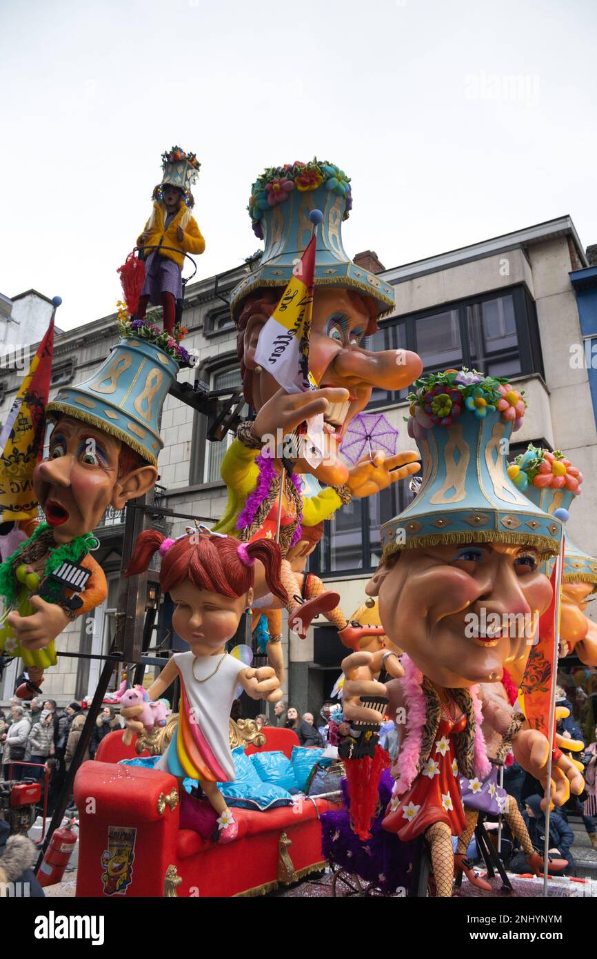 AALST, BELGIO, 19 FEBBRAIO 2023: Divertente Carnevale galleggiante con caricature nelle strade di Aalst. La parata annuale del Mardi Gras attira circa 100 000 persone Foto Stock