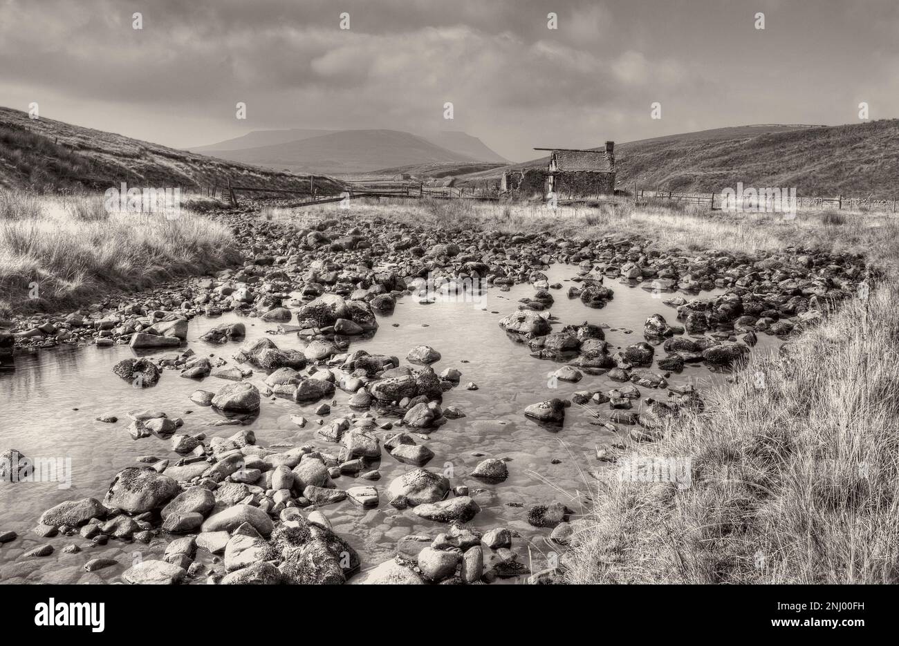 Questo rovinato alloggio di tiro a Newby Gap vicino a Ribblehead è ulteriormente peggiorato da quando questo colpo è stato preso, passanti-da meraviglia che ancora si alza. Foto Stock
