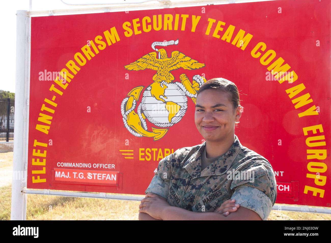 STAZIONE NAVALE ROTA, Spagna (3 agosto 2022) Sgt. Cristalia Rosario, un tecnico di munizioni con Fleet Anti-Terrorism Security Team Company Europe (FASTEUR) posa per una foto di fronte al composto FASTEUR, 3 agosto 2022. Foto Stock