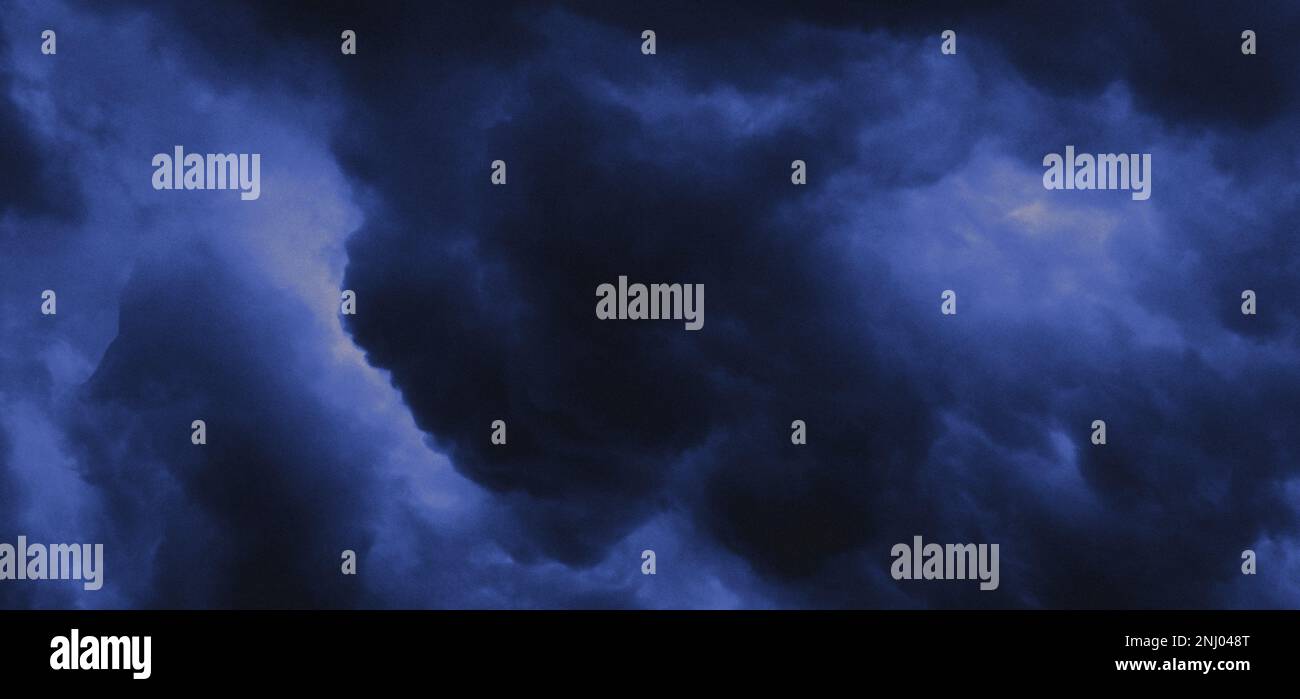 Nuvole cupe nel cielo, effetto sgranato, stile retrò Foto Stock