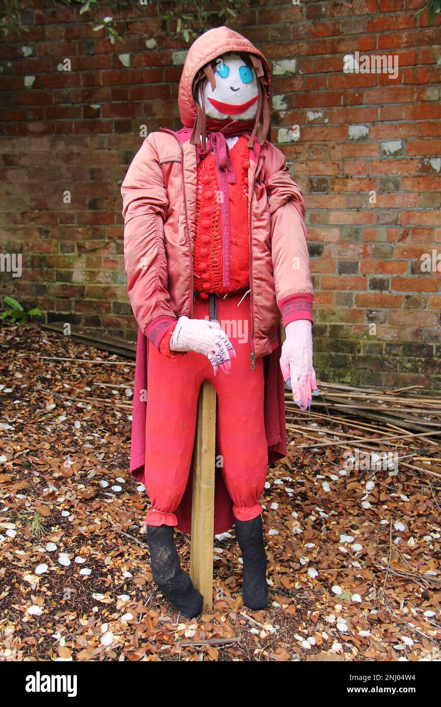 Uno Scarecrow Giardino a tema Cappuccetto Rosso. Foto Stock