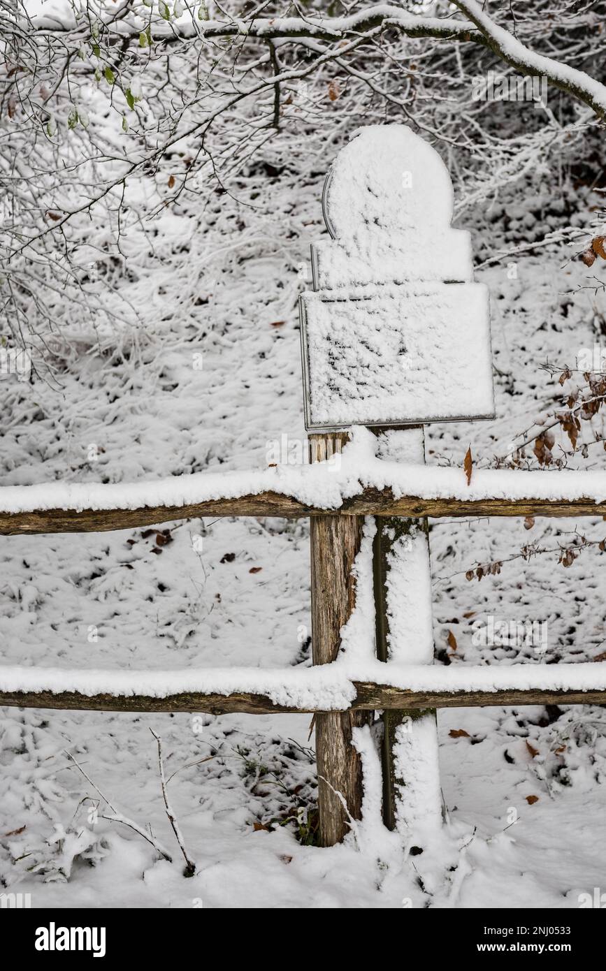 La guida nevicata ha rivestito un sego di un paese rendendo qualsiasi testo o scrittura illeggibile sul posto Foto Stock