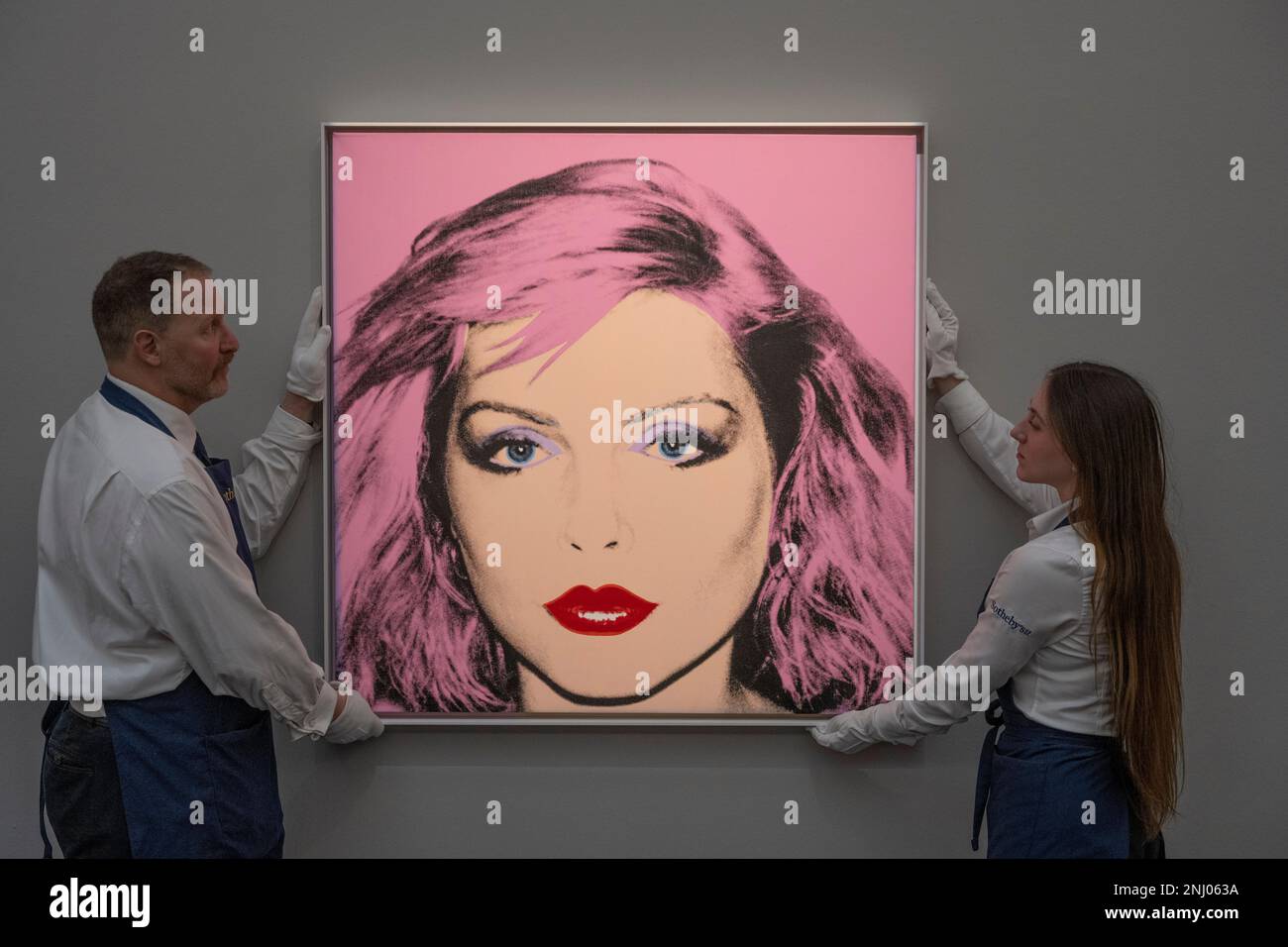 Sotheby's, Londra, Regno Unito. 22 febbraio 2023. Le aste moderne e contemporanee e ora serali si svolgono il 1 marzo. I punti salienti includono: Il ritratto rosa di Andy Warhol Bubblegum dell'icona pop Debbie Harry, stima € 4-6 milioni. Credit: Malcolm Park/Alamy Live News. Foto Stock