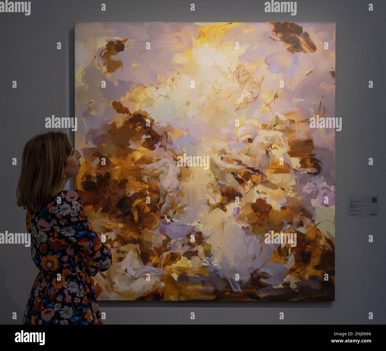 Sotheby's, Londra, Regno Unito. 22 febbraio 2023. Le aste moderne e contemporanee e ora serali si svolgono il 1 marzo. I punti salienti includono: Flora Yukhnovich, Sweet Spot, stima £300.000-400.000. Credit: Malcolm Park/Alamy Live News. Foto Stock