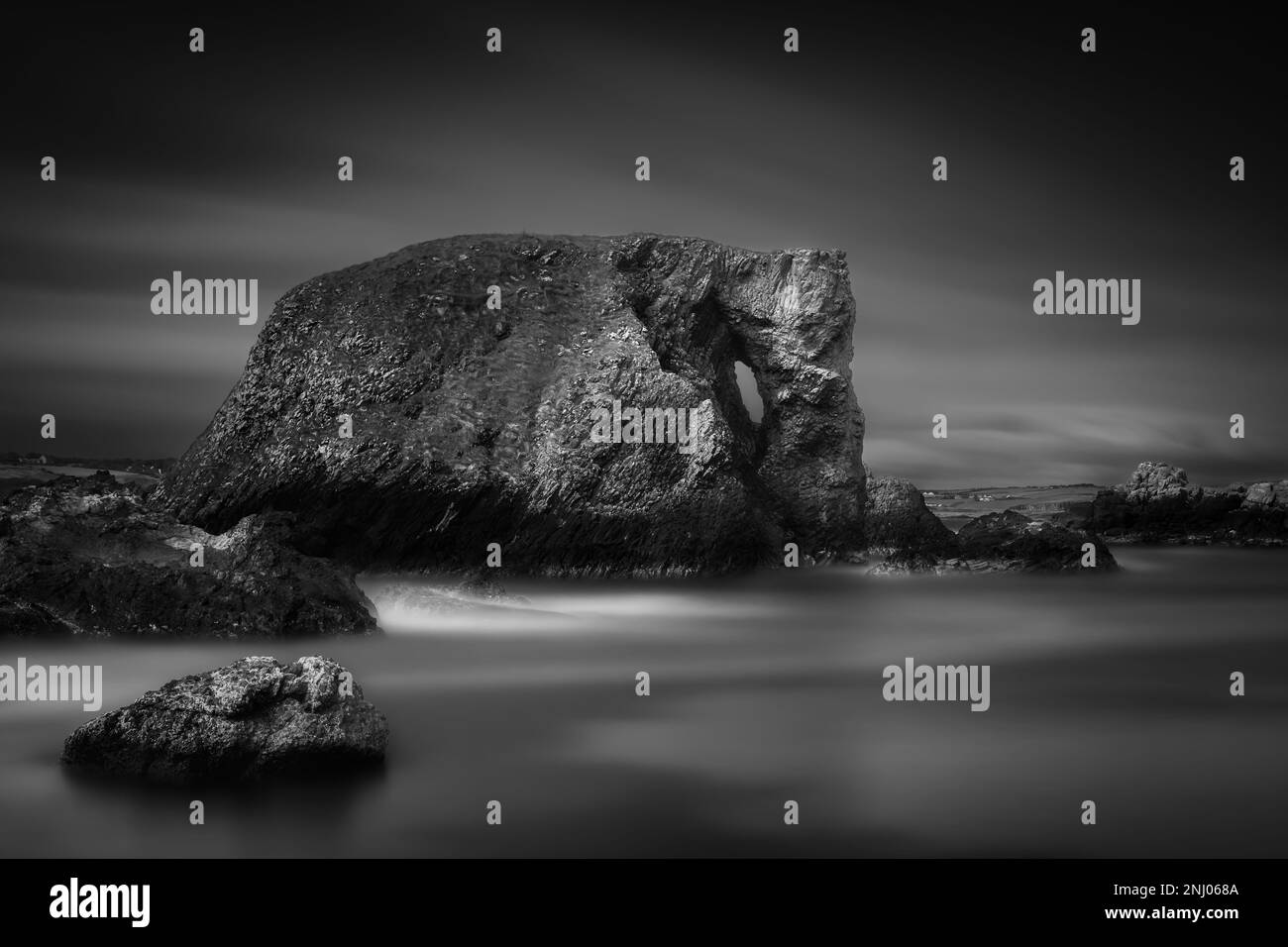 Formazione di rocce costiere, Elephant Rock a lunga esposizione con acqua e cielo sfocati, bianco e nero, Wild Atlantic Way, Antrim, Irlanda del Nord Foto Stock