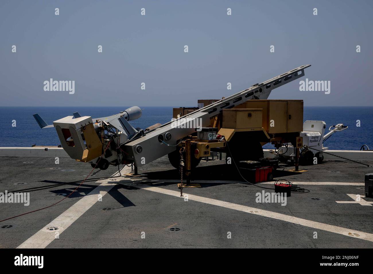 220803-A-EQ028-2002 MAR ROSSO (3 agosto 2022) Un veicolo ariel senza equipaggio Boeing ScanEagle X200 si prepara al lancio dalla base marittima di spedizione USS Lewis B. Puller (ESB 3) nel Mar Rosso, 3 agosto. Lewis B. Puller è schierato nell'area delle operazioni della flotta degli Stati Uniti 5th per contribuire a garantire la sicurezza marittima e la stabilità nella regione del Medio Oriente. Foto Stock