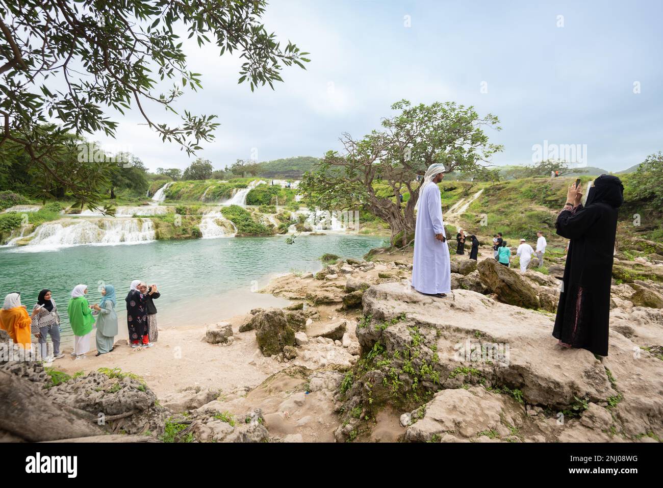 Turisti in vacanza a Darbat Park in Medio Oriente durante Kharef. Una vista dei visitatori al Parco Darbat, un parco pubblico sulle montagne ad est di Salalah, o Foto Stock