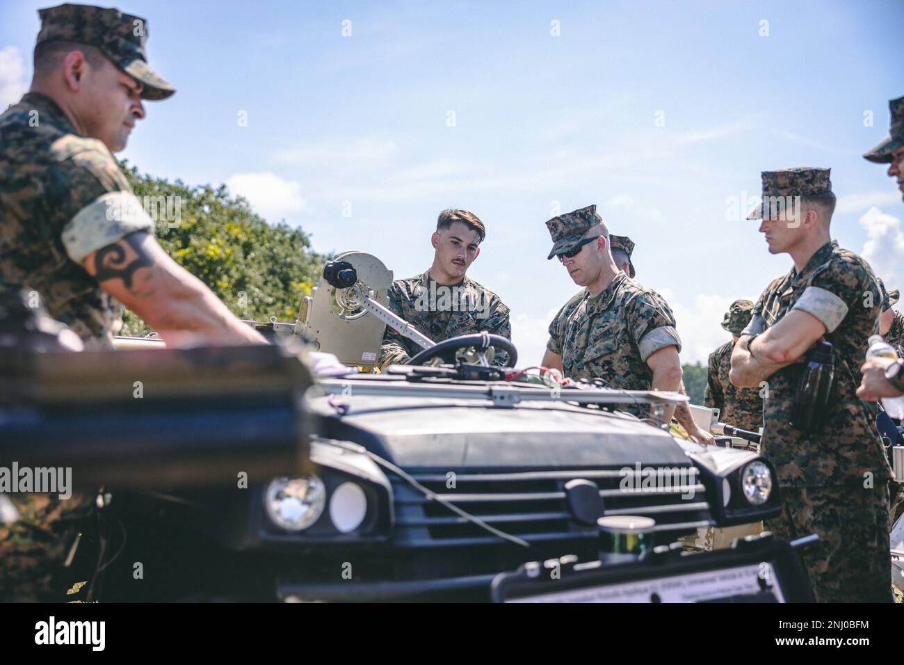 STATI UNITI Marine Corps CPL. Nathan Sunstedt, un tecnico di manutenzione automobilistica con Battle Logistics Battalion 6, Combat Logistics Regiment 2, 2nd Marine Logistics Group, mostra il “Ricky Bobby”, un sistema robotico di guida autonomo, durante il Technology Operational Experimentation Exercise (TOEE) a Camp Lejeune, North Carolina, 4 agosto 2022. TOEE è un'esercitazione congiunta condotta per supportare il concetto di operazioni marittime distribuite (DMO) per una missione EABO (Expeditionary Advanced base Operations), dalla litoranea agli obiettivi interni, utilizzando il team di persone/non presidiate (MOM-T) delle tecnologie Foto Stock