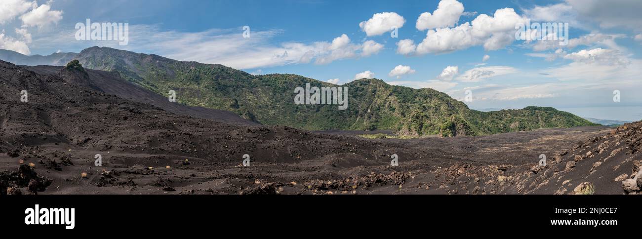 Una vista panoramica del desolato paesaggio lavico della Valle del Bove e delle scogliere della Serra delle Concazze, dell'Etna, della Sicilia Foto Stock