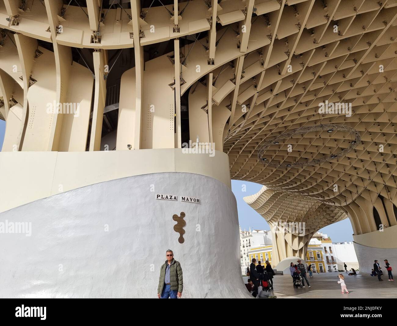 Il Setas de Sevilla (i funghi di Siviglia) o Las Setas (i funghi), inizialmente chiamato Metropol Parasol, è una struttura in legno situata in piazza la Encarnación, nel centro storico di Siviglia. È stato progettato dall'architetto tedesco Jürgen Mayer e completato nell'aprile 2011. Ha dimensioni di 150 x 70 metri (490 x 230 piedi) e un'altezza di circa 26 metri (85 piedi) e sostiene di essere la più grande struttura in legno del mondo. Spagna. Foto Stock Il Setas de Sevilla (i funghi di Siviglia) o Las Setas (i funghi), inizialmente chiamato Metropol Parasol, è una struttura in legno situata in piazza la Encarnación, nel centro storico di Siviglia. È stato progettato dall'architetto tedesco Jürgen Mayer e completato nell'aprile 2011. Ha dimensioni di 150 x 70 metri (490 x 230 piedi) e un'altezza di circa 26 metri (85 piedi) e sostiene di essere la più grande struttura in legno del mondo. Spagna. Foto Stock