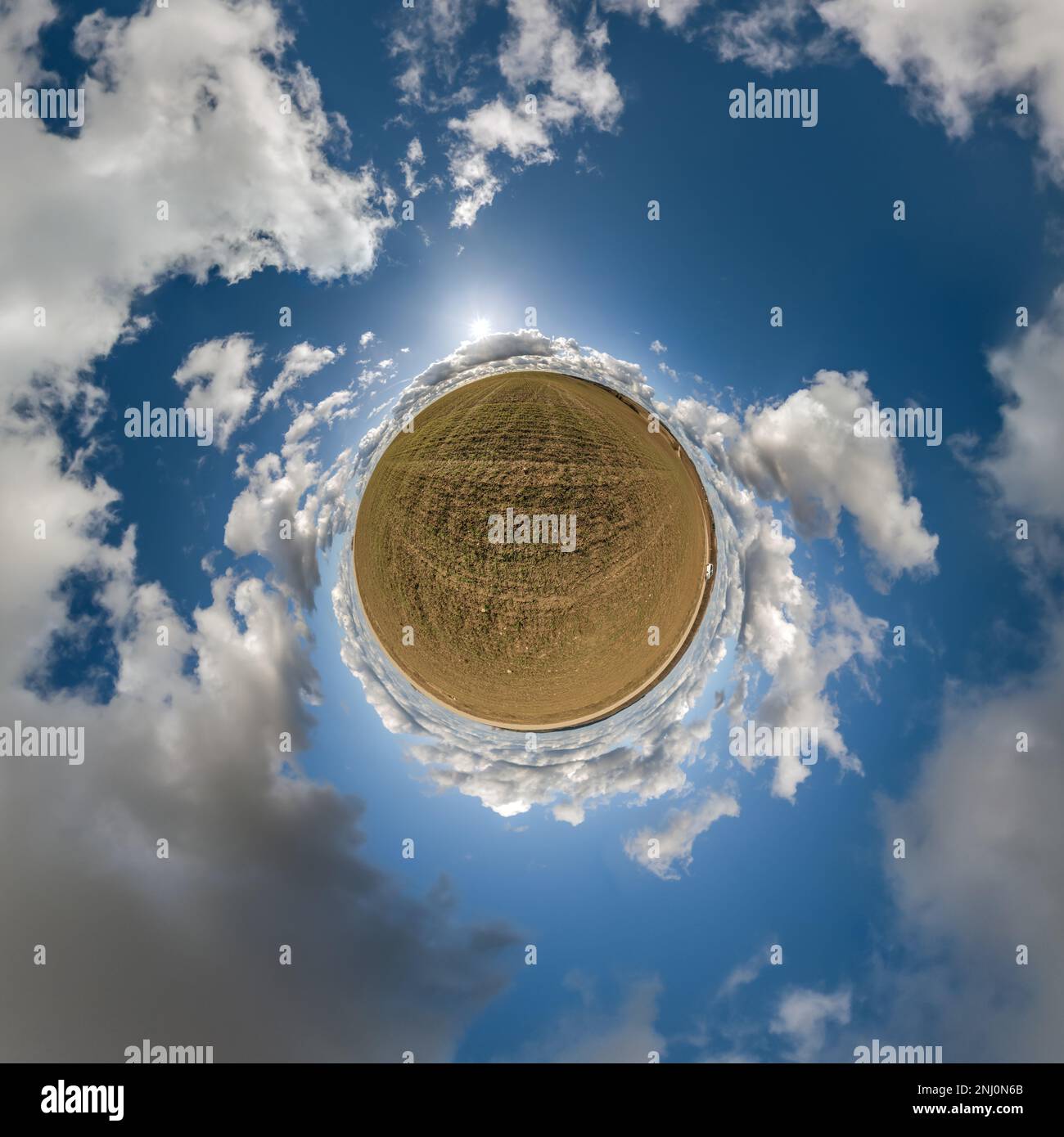 verde piccolo pianeta in cielo blu con belle nuvole con la trasformazione di panorama sferico a 360 gradi. Curvatura dello spazio. Foto Stock