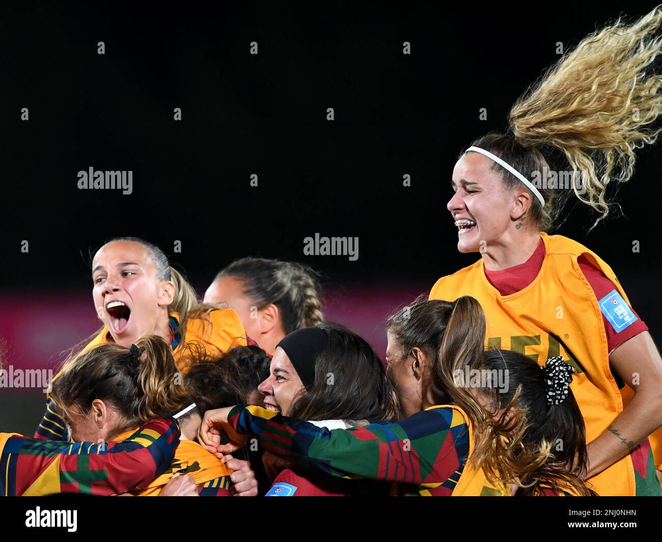 (230222) -- HAMILTON, 22 febbraio 2023 (Xinhua) -- i giocatori del Portogallo celebrano il punteggio durante un gruppo Una partita di torneo di play-off tra Portogallo e Camerun per la Coppa del mondo delle Donne FIFA Australia e Nuova Zelanda 2023 al Waikato Stadium di Hamilton, Nuova Zelanda, 22 febbraio 2023. (Xinhua/Guo Lei) Foto Stock