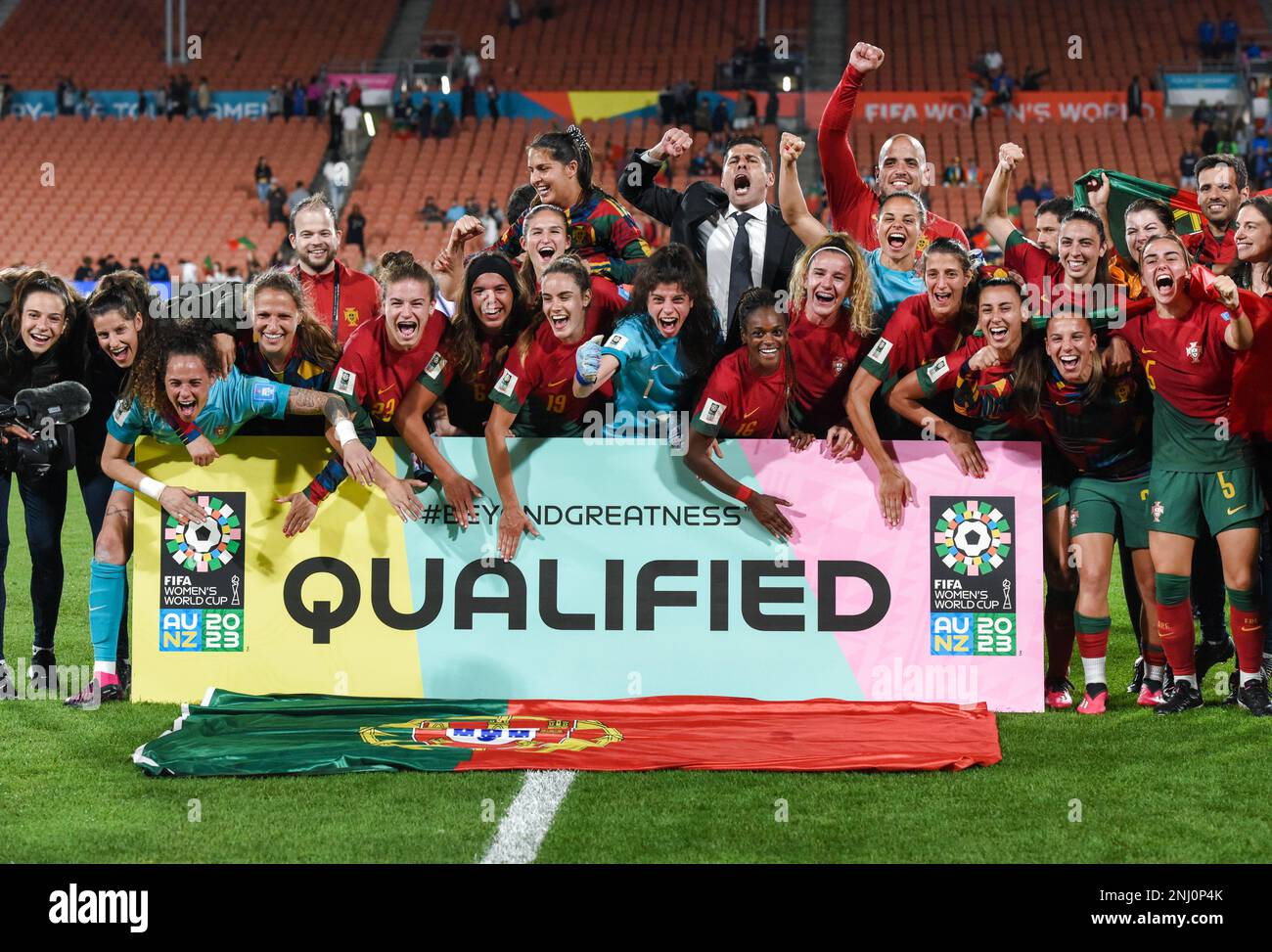 (230222) -- HAMILTON, 22 febbraio 2023 (Xinhua) -- i membri del Portogallo festeggiano, dopo aver vinto un gruppo, Una partita di torneo di play-off tra Portogallo e Camerun per la Coppa del mondo femminile FIFA Australia e Nuova Zelanda 2023 al Waikato Stadium di Hamilton, Nuova Zelanda, 22 febbraio 2023. (Xinhua/Guo Lei) Foto Stock