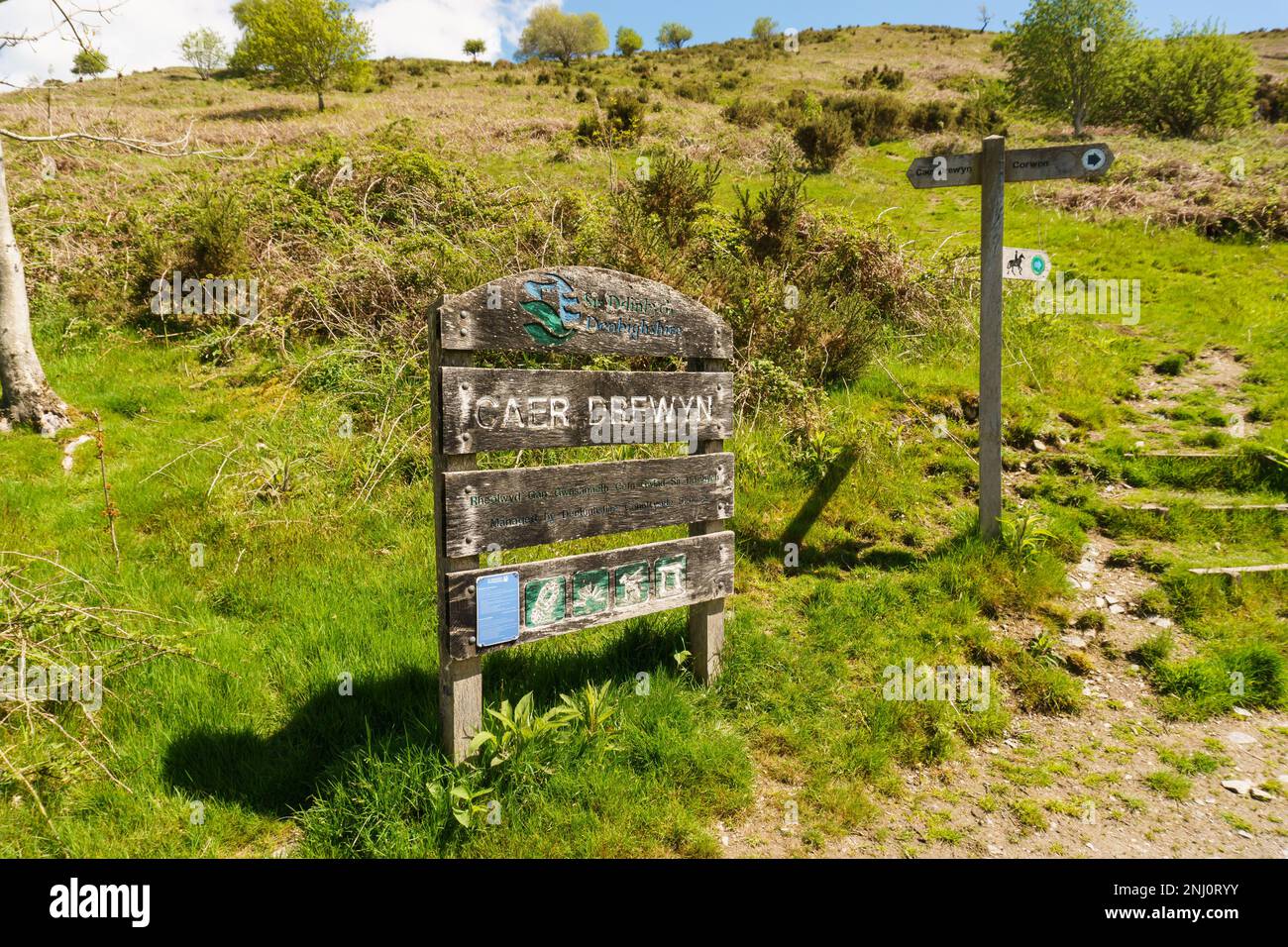 Posto di segno eretto dal consiglio di Denbighshire che indica al Dee Valley Way e Caer Drewyn un forte di collina dell'età del ferro Corwen Galles del Nord datato 500 AC Foto Stock