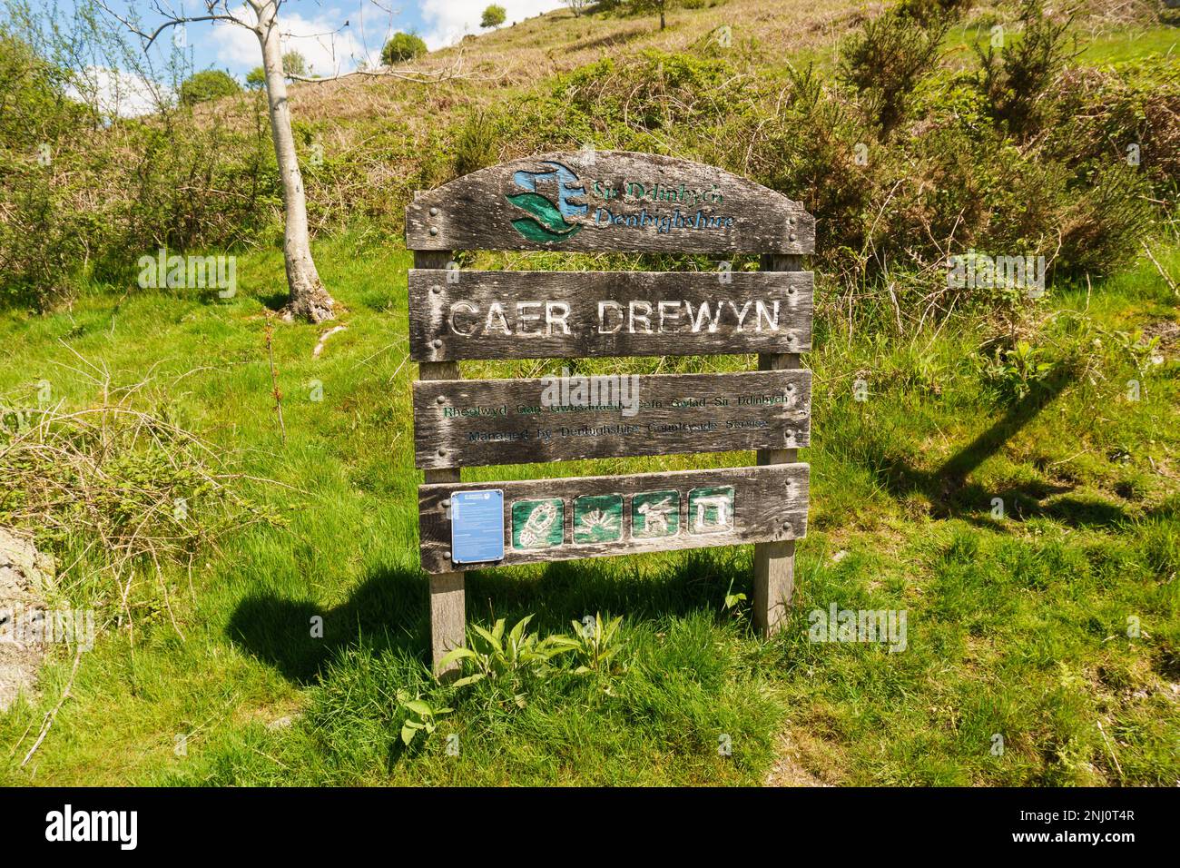 Posto di segno eretto dal consiglio di Denbighshire che indica al Dee Valley Way e Caer Drewyn un forte di collina dell'età del ferro Corwen Galles del Nord datato 500 AC Foto Stock