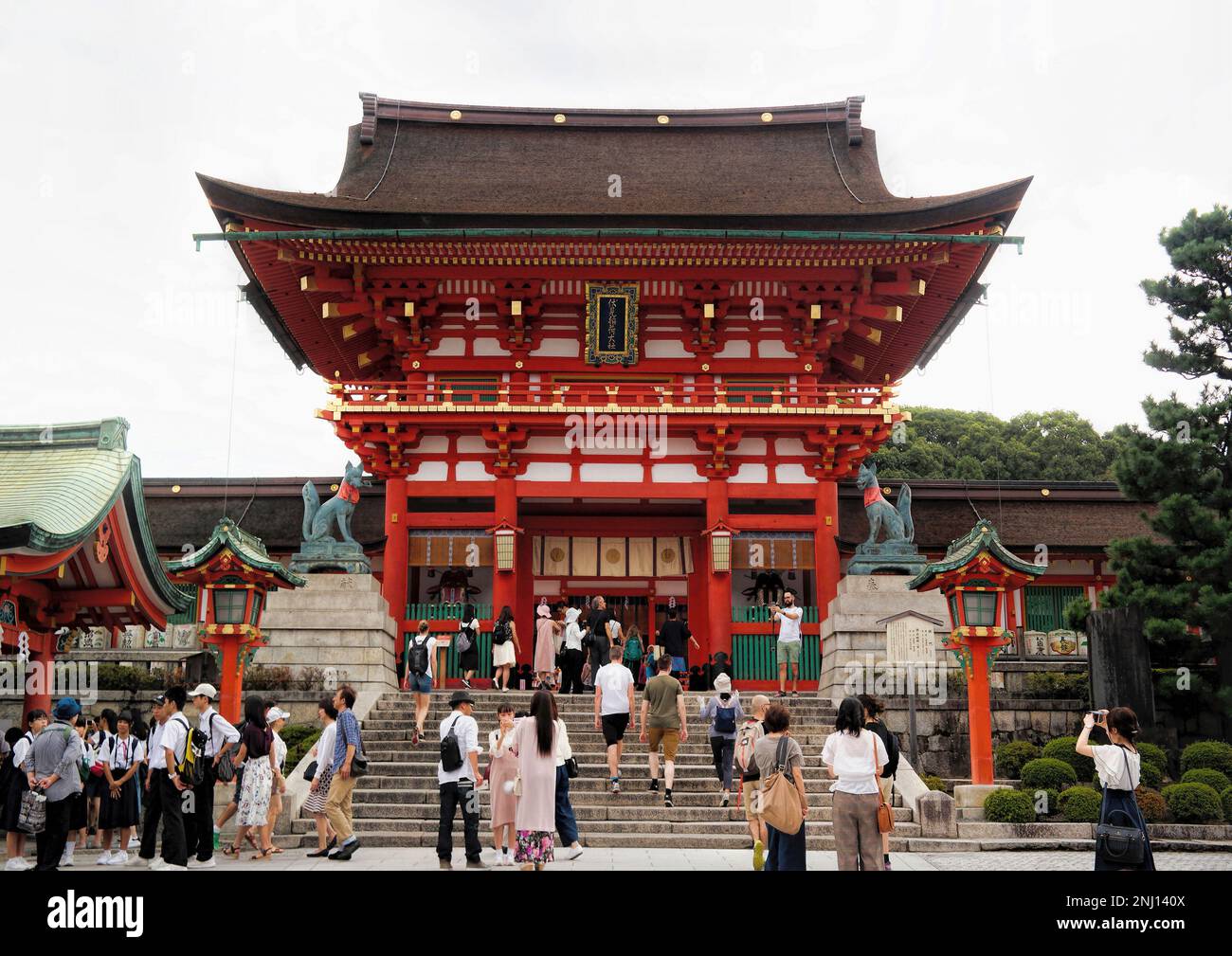 Kyoto, Giappone - Settembre 2017: Le porte Tori al Santuario di Fushimi Inari con architettura asiatica in legno rosso Foto Stock