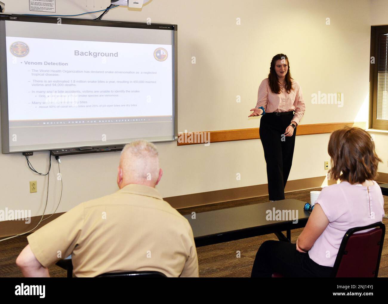 BASE COMUNE SAN ANTONO-FORT SAM HOUSTON – (4 agosto 2022) – Brandy Mason, di San Antonio, intern assegnato alla Naval Medical Research Unit (NAMRU) San Antonio, Ha informato la sua ricerca intitolata “Using phage Display to Identify Snake Venom Components in Wound Samples” (utilizzo di Phage Display per identificare i componenti di Snake Venom nei campioni di ferite) allo scienziato e ai ricercatori NAMRU San Antonio come parte del Naval Research Enterprise Internship Program (NREIP) presso il Battlefield Health and Trauma Building. NREIP colloca gli studenti universitari e universitari nei laboratori del Dipartimento della Marina dove partecipano alla ricerca navale reale per 10 settimane durante l'estate. NREIP dà a academica Foto Stock