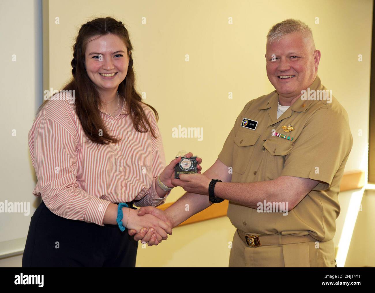 BASE COMUNE SAN ANTONO-FORT SAM HOUSTON – (4 agosto 2022) – Brandy Mason, di San Antonio, intern assegnato alla Naval Medical Research Unit (NAMRU) San Antonio, Michael Tiller ha ricevuto una moneta di comando dal comandante in carica dopo aver informato la sua ricerca intitolata “Using phage Display to Identify Snake Venom Components in Wound Samples” (utilizzo di Phage Display per identificare i componenti di Snake Venom nei campioni di ferite) presso il Battlefield Health and Trauma Building. Mason, laureato nel 2022 presso l'Università del Nord Texas, ha partecipato al Naval Research Enterprise Internship Program (NREIP). NREIP colloca studenti universitari e universitari nei laboratori del Dipartimento della Marina w Foto Stock