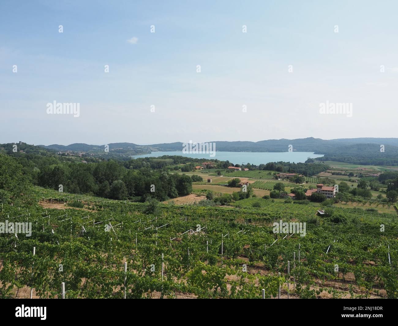 Vista sul lago di Viverone in Piemonte Foto Stock