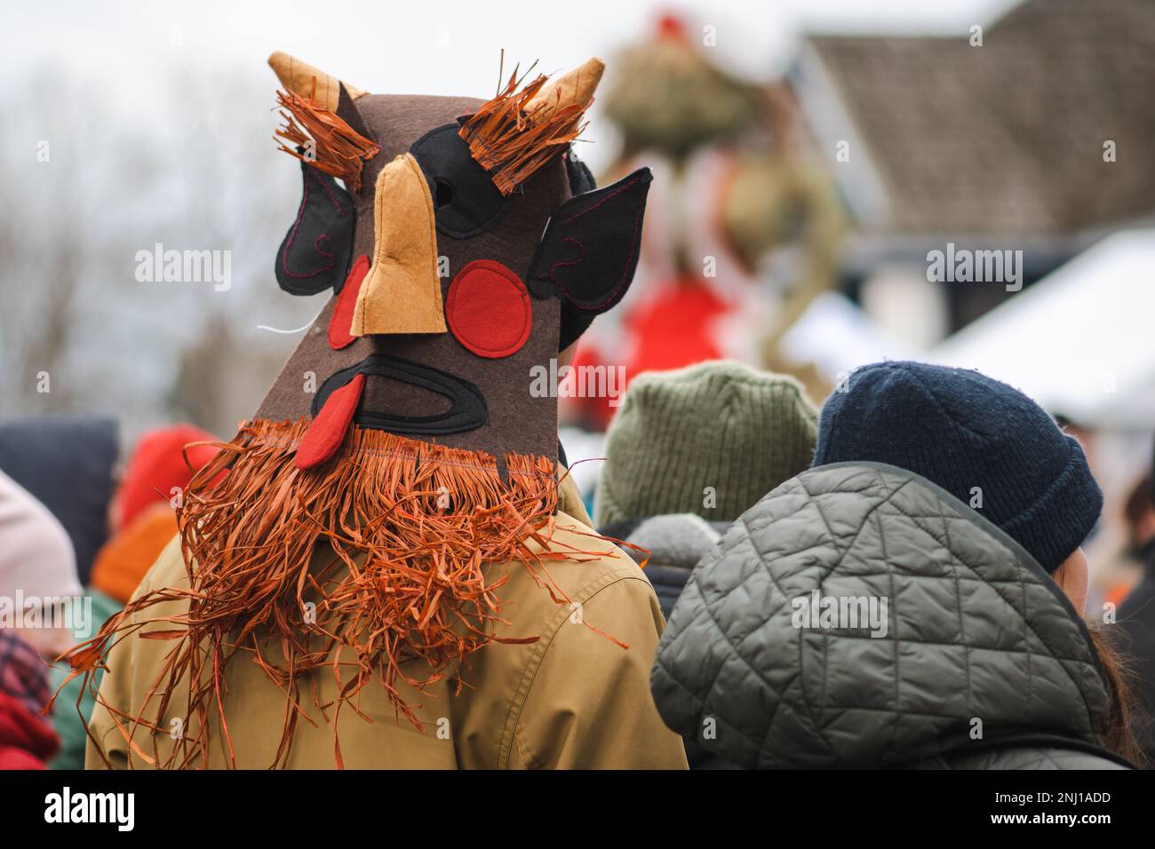 Tradizionale diavolo o demone maschera durante Uzgavenes, un festival popolare lituano durante il Carnevale, settima settimana prima di Pasqua Foto Stock