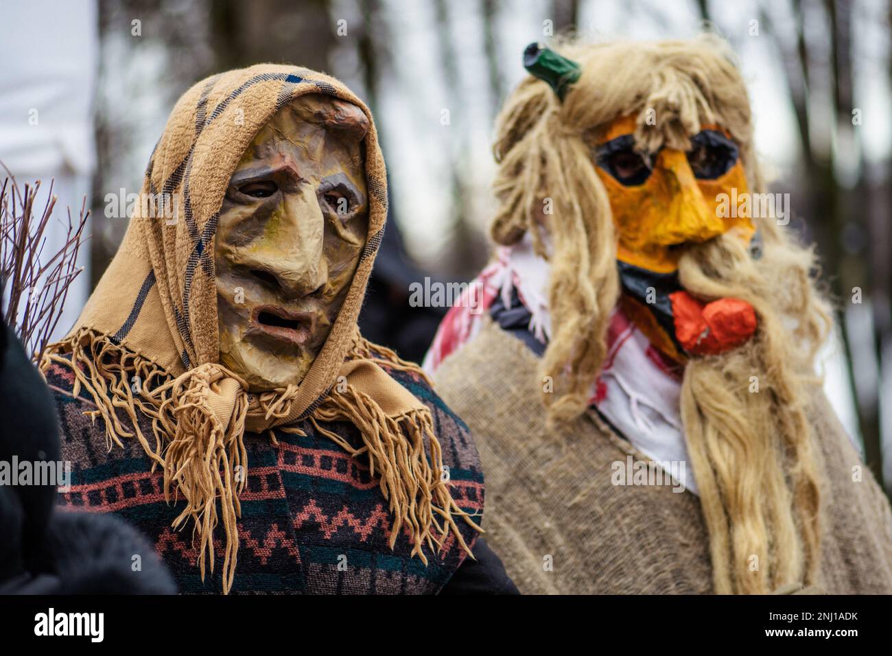 Maschere e costumi tradizionali in Lituania durante Uzgavenes, un festival popolare lituano durante il Carnevale, settima settimana prima di Pasqua Foto Stock