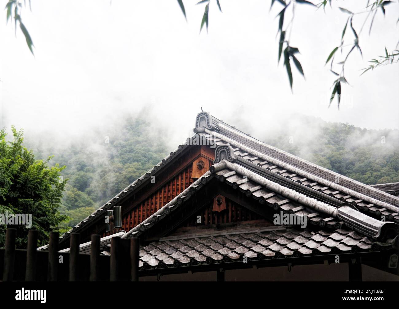 Kyoto, Giappone - Settembre 2017: Architettura del tempio di Tenryu-ji, tegole su tetto in un giorno piovoso, Kyoto, Arashiyama Foto Stock