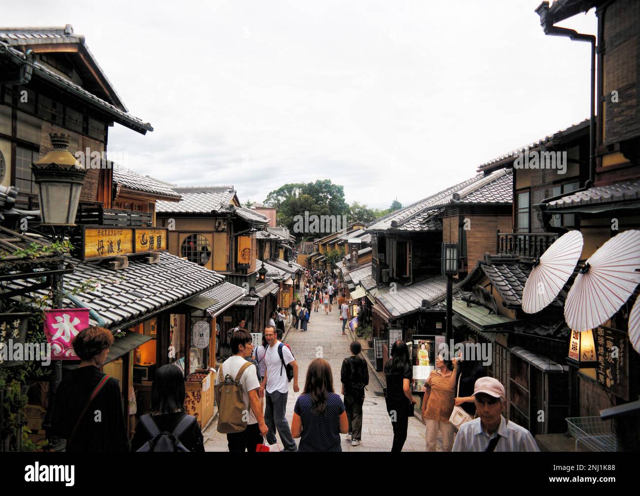 Kyoto, Giappone - Settembre 2017: Affollata sulla Sannen-Zaka, la famosa strada conservata di Kyoto che si trova nel quartiere Gion Foto Stock