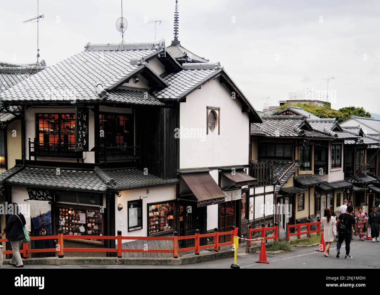 Kyoto, Giappone - Settembre 2017: Quartiere Yasaka Pagoda e architettura tradizionale giapponese asiatica in via Nineizaka Ninenzaka Foto Stock