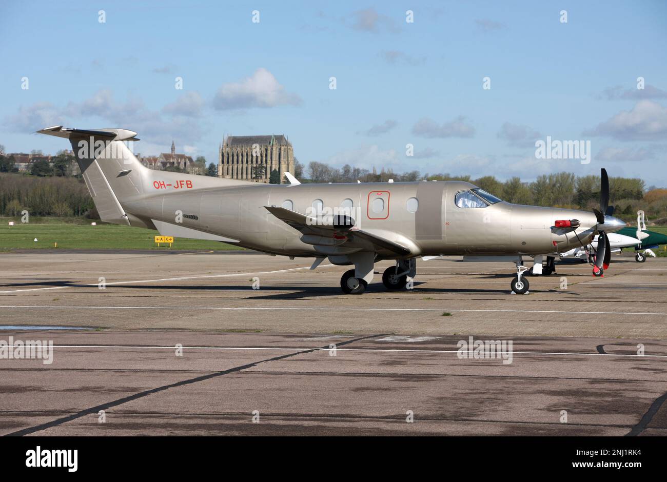 Un aereo Pilatus PC-12 single Engine Executive di Fly 7 Executive Aviation sulla rampa dell'aeroporto di Brighton City Foto Stock