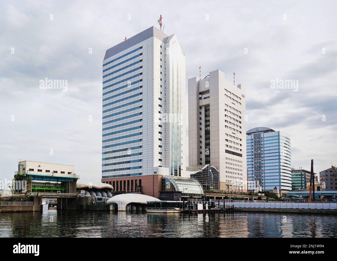 Tokyo, Giappone - Settembre 2017: Nuovo Molo Takeshiba Torre Nord e nuovo stock di edifici di tokyo da Hamarikyu (Hama-rikyū) Giardini Foto Stock