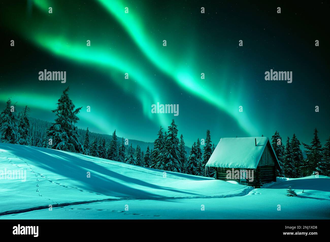 Fantastico paesaggio invernale con casa in legno in montagna innevata e northen luce nel cielo notturno Foto Stock