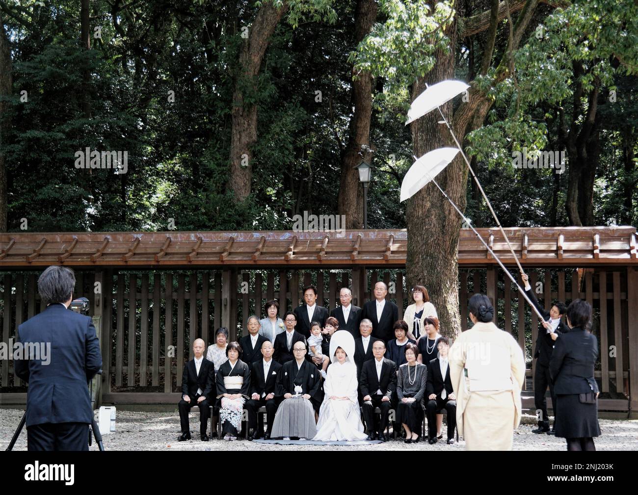 Tokyo, Giappone - Settembre 2017: Una tradizionale cerimonia di nozze giapponese in stile Shintoista tenutasi al santuario Meiji Jingu. Una sessione fotografica formale di famiglia Foto Stock