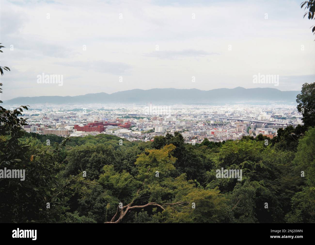 Kyoto, Giappone - Settembre 2017: Vista sul paesaggio urbano del sud di Kyoto dal Monte Inari-san, posizione del famoso Santuario Fushimi-Inari Taisha Foto Stock