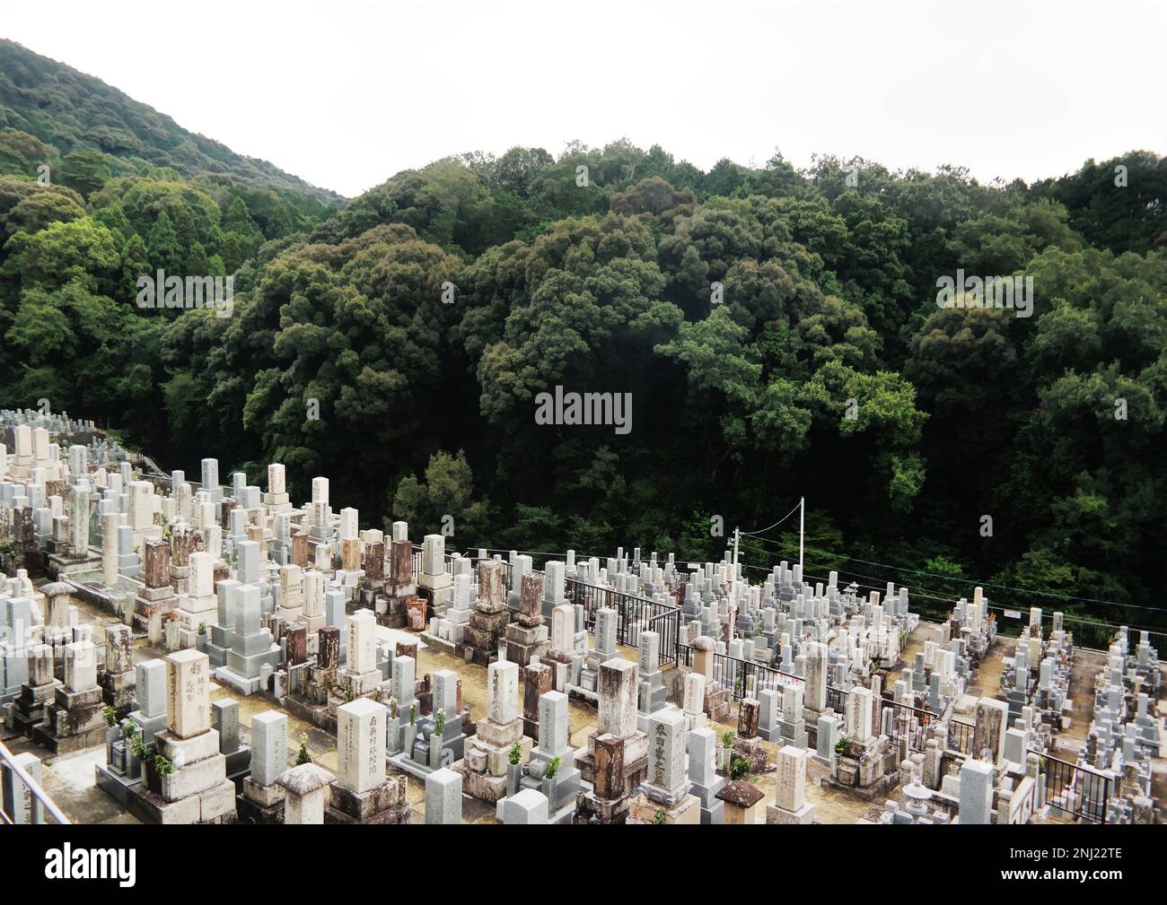 Kyoto, Giappone - Settembre 2017: Parco del cimitero giapponese vicino al santuario Kiyomizu-dera Foto Stock