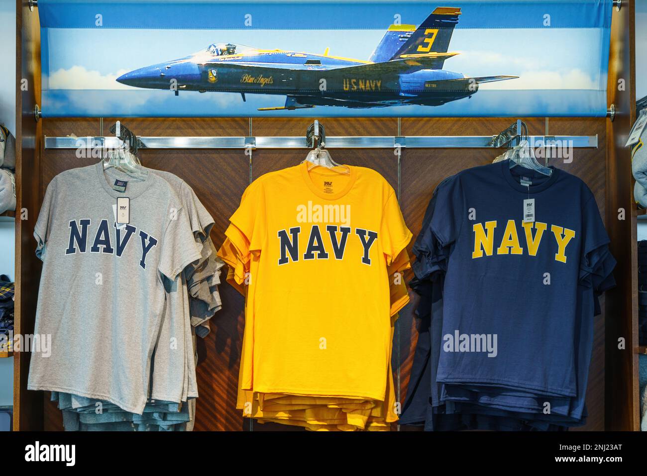 T-shirt US Navy in vendita nel negozio di souvenir della United States Naval Academy di Annapolis, Maryland, USA. Foto Stock
