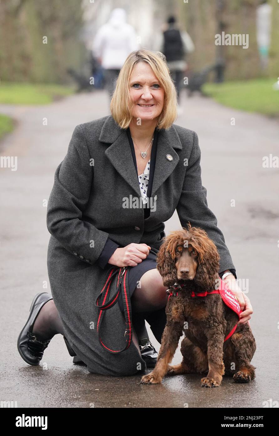 Claire Guest, fondatore di Medical Detection Dogs e di dieci anni Cocker Spaniel 'Asher', uno dei finalisti per il prestigioso premio Crufts Canine Hero, in occasione di un evento di lancio a Green Park, Londra, per Crufts 2023 e il Kennel Club's Hero Dog Award. Data immagine: Mercoledì 22 febbraio 2023. Foto Stock