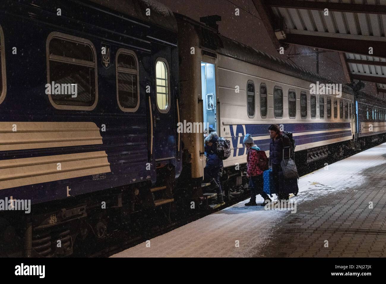 I passeggeri saliscono a bordo di un treno delle Ferrovie ucraine in partenza da Przemy?l (Polonia) a Kyiv (Ucraina). Le ferrovie ucraine hanno continuato a funzionare durante la guerra Russia-Ucraina, evacuando milioni di passeggeri. Le ferrovie ucraine hanno continuato a funzionare durante la guerra Russia-Ucraina, evacuando milioni di passeggeri. Foto Stock