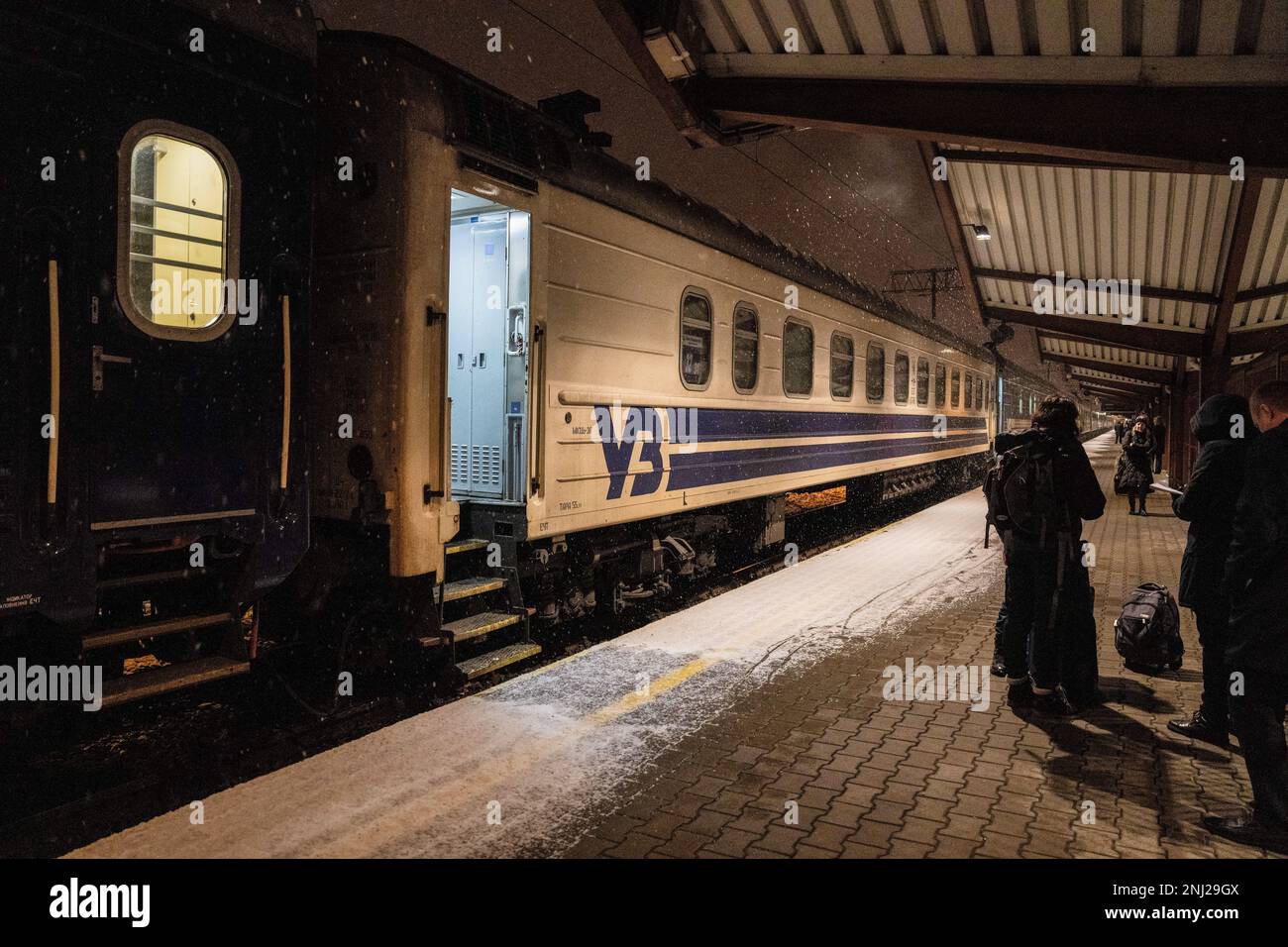 I passeggeri aspettano di salire a bordo di un treno delle Ferrovie ucraine in partenza da Przemy?l (Polonia) a Kyiv (Ucraina). Le ferrovie ucraine hanno continuato a funzionare durante la guerra Russia-Ucraina, evacuando milioni di passeggeri. Le ferrovie ucraine hanno continuato a funzionare durante la guerra Russia-Ucraina, evacuando milioni di passeggeri. (Foto di Laurel Chor / SOPA Images/Sipa USA) Foto Stock