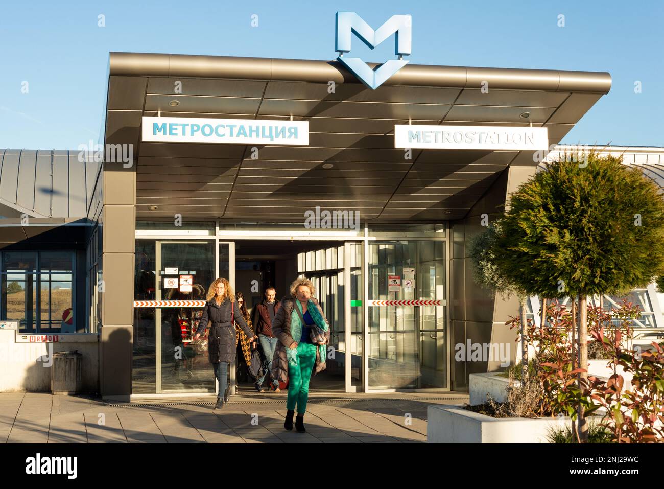 Passeggeri presso la stazione metropolitana dell'aeroporto di Sofia o la stazione della metropolitana di Sofia, Bulgaria, Europa orientale, Balcani, UE Foto Stock