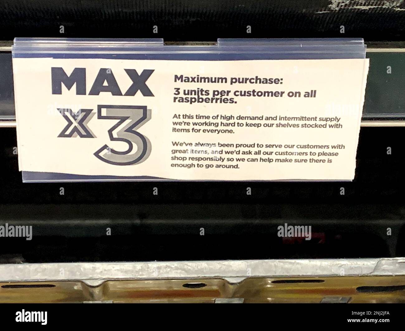Cippenham, Slough, Berkshire, Regno Unito. 22nd febbraio, 2023. Poiché le forniture di alcuni ortofrutticoli sono limitate a causa di problemi di catena di approvvigionamento, Asda in Slough ha messo un massimo di 3 dollari per segno cliente accanto ai lamponi nel loro supermercato. Alcuni agricoltori del Regno Unito hanno interrotto le forniture di elettricità alle loro serre a causa degli elevati costi di riscaldamento. Il clima in Europa sta inoltre avendo un impatto sulla coltivazione di frutta fresca e di verdura che a sua volta incide sulla catena di approvvigionamento. Credit: Maureen McLean/Alamy Live News Foto Stock