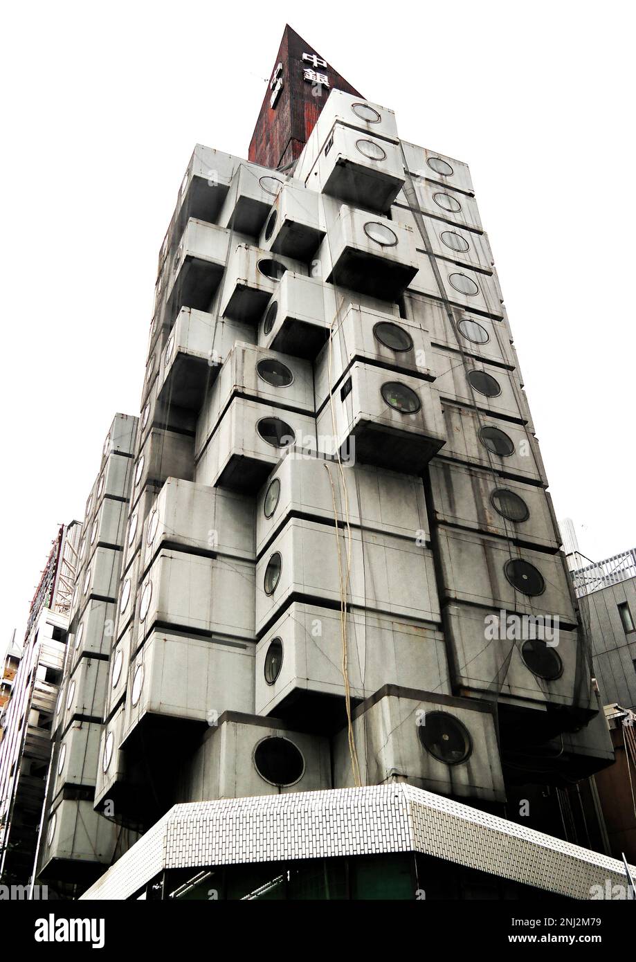 Tokyo, Giappone - Settembre 2017: Edificio della Torre della capsula di Nakagin creato nel 1972 dall'architetto giapponese Kisho Kurokawa a Shimbashi Foto Stock